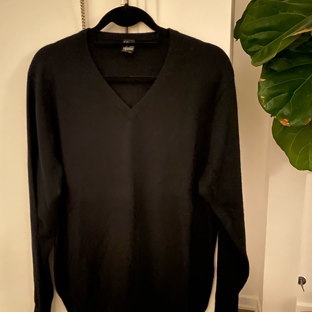 100 % CASHMERE SAKS V NECK SWEATER